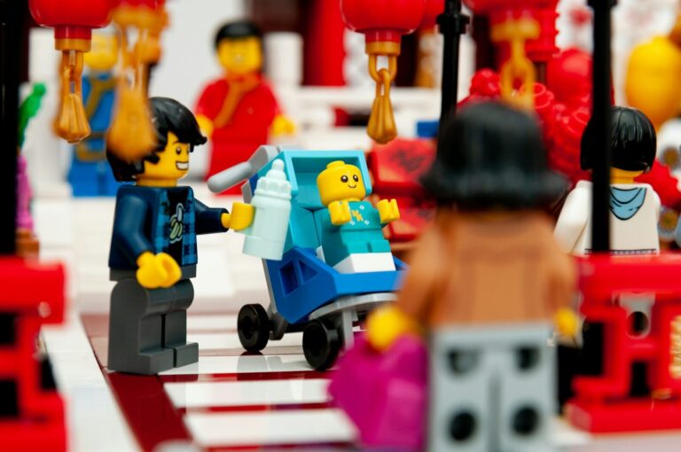 a bunch of legos that are on a table